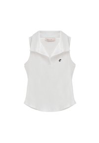 Polo shirt bianco senza maniche con una texture a costine, dotato di colletto a ribattuto e un piccolo logo ricamato nero sul petto.