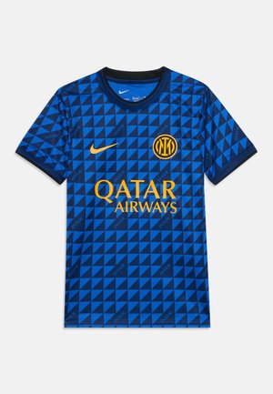 Maillot de football bleu et noir à motif géométrique avec logo jaune Nike, écusson de l'Inter Milan et texte du sponsor Qatar Airways à l'avant.