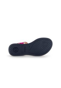 Zwarte rubberen outsole met gestructureerde patronen en een ronde hak. Voorzien van roze en gouden banden voor ondersteuning en stijl.