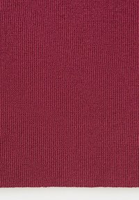 Tissu tricoté bordeaux avec texture côtelée verticale et motif de points serrés.