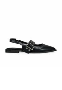 Scarpe slingback in pelle nera con punta appuntita, caratterizzate da una fascia larga con una fibbia argentata e due ribattini rotondi sul lato.