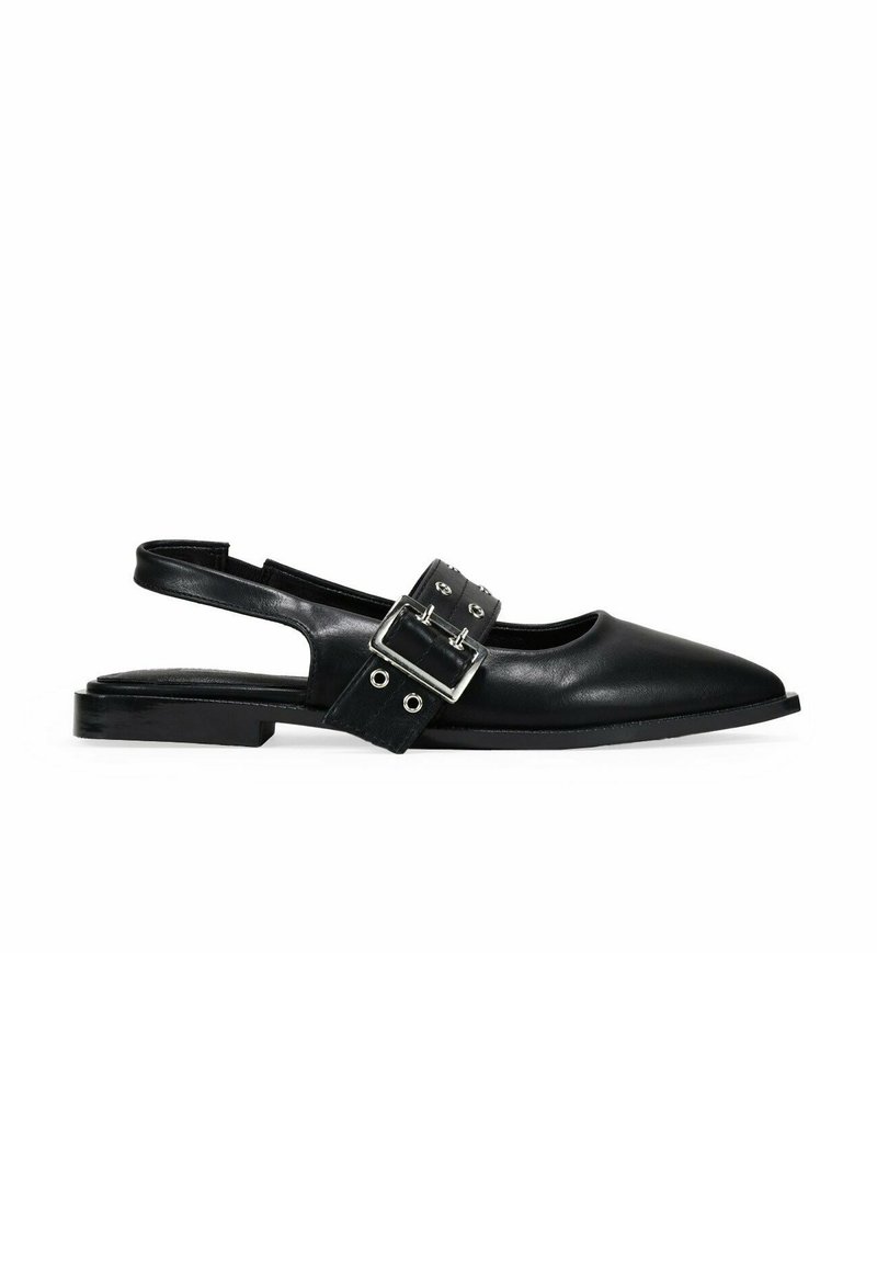 Scarpe slingback in pelle nera con punta appuntita, caratterizzate da una fascia larga con una fibbia argentata e due ribattini rotondi sul lato.