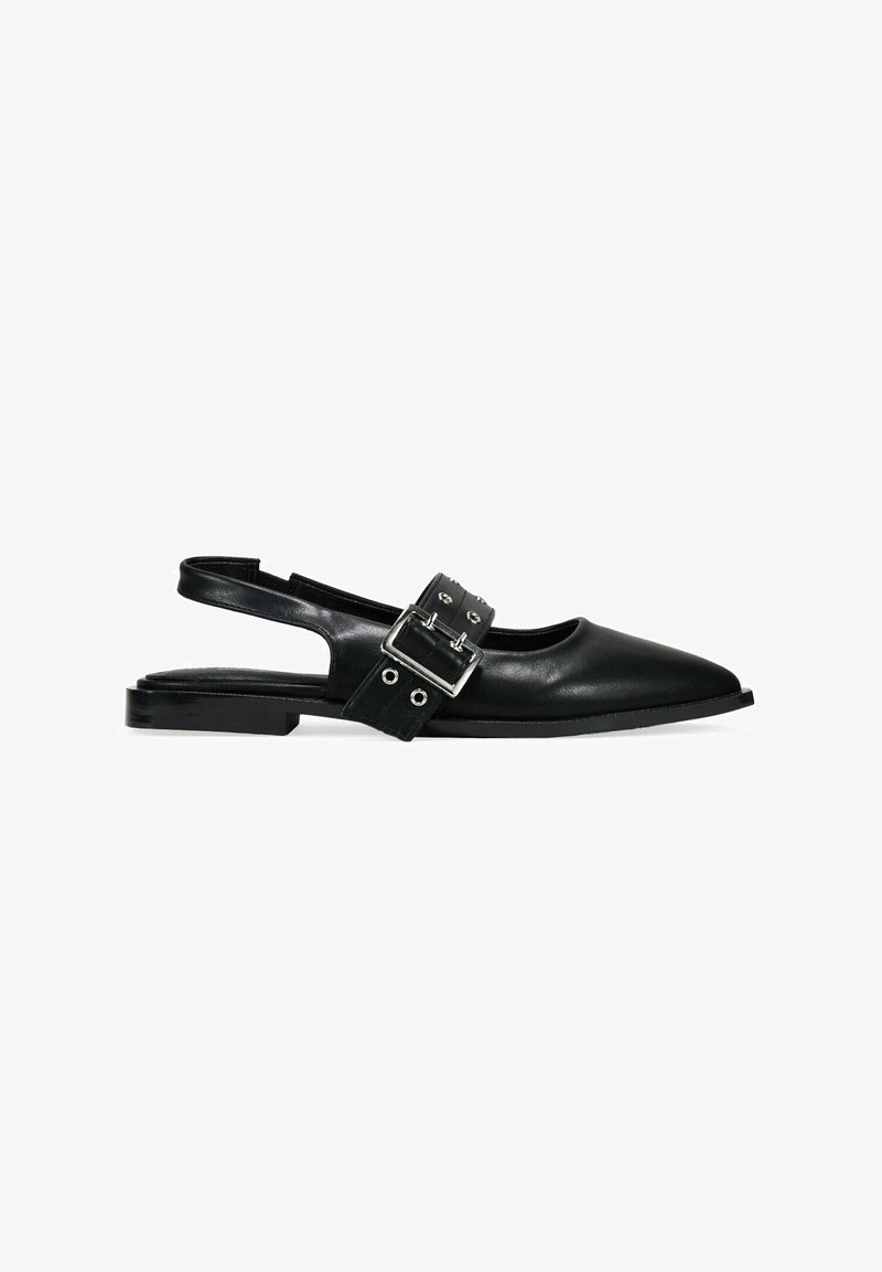Zapatos slingback de cuero negro con punta afilada, que cuentan con una amplia correa con una hebilla plateada y dos remaches redondos en el lateral.