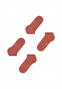 Chaussettes de cheville rouges en tissu lisse, avec un coffre côtelé et un logo blanc. Quatre paires disposées dans différentes orientations.