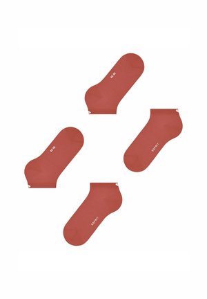 Rode enkelsokken van een gladde stof, met een geribde boord en een wit logo. Vier paar gerangschikt in verschillende oriëntaties.