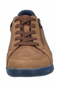 Braune Wildleder-Sneaker mit blauen Akzenten, Schnürung an der Vorderseite und seitlichem Reißverschluss. Flache Gummisohle mit strukturiertem Oberflächen. Glattes, minimalistisches Design.