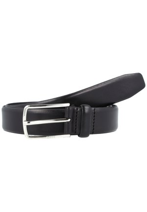 Zwarte leren riem met een gladde afwerking, rechthoekige zilveren gesp en een iets taps toelopende punt; beschikt over een enkele stikseldetail.