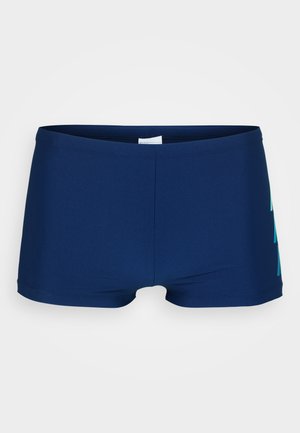 Calções de banho azul marinho feitos de material suave, apresentando um design de cintura baixa e um padrão gráfico distintivo em azul claro de um lado.