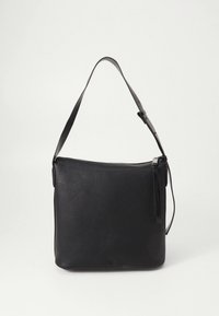 Sac bandoulière en cuir noir avec une texture lisse, forme rectangulaire, bandoulière ajustable et fermeture éclair, avec un détail de logo subtil.