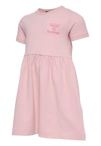 Roze katoenen jurk met korte mouwen, geplooide rok, ronde halslijn en een Hummel-logo in een iets donkerdere tint op de borst.