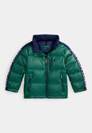Zelená a námornícka puffer bunda s predným zipsom, dvoma bočnými vreckami, vreckom na hrudi so zipsom a textom "Polo Ralph Lauren" na námorníckych prúžkoch na rukávoch.