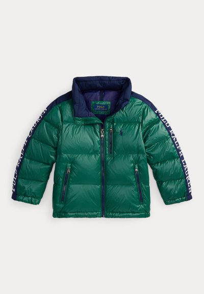 Groene en marineblauwe pufferjack met rits aan de voorkant, twee zijzakken, een borstzak met rits en de tekst "Polo Ralph Lauren" op de marineblauwe mouwstrepen.