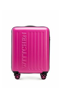 Valigia rigida rosa con strisce verticali, logo in rilievo e quattro ruote nere. Finitura esterna liscia e chiusura con zip.