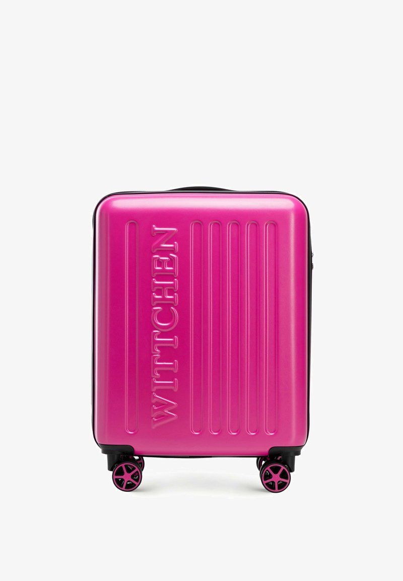 Valigia rigida rosa con strisce verticali, logo in rilievo e quattro ruote nere. Finitura esterna liscia e chiusura con zip.