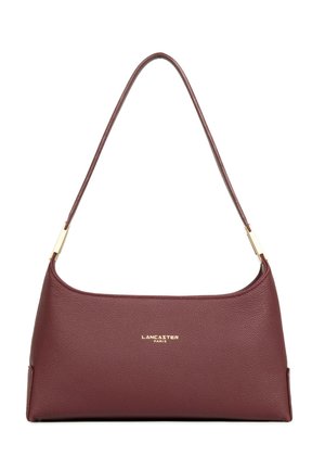 Sac porté épaule en cuir bordeaux avec des accessoires dorés et le logo "Lancaster Paris" embossé au centre à l'avant.