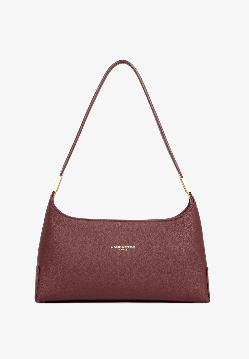 Sac porté épaule en cuir bordeaux avec des accessoires dorés et le logo "Lancaster Paris" embossé au centre à l'avant.