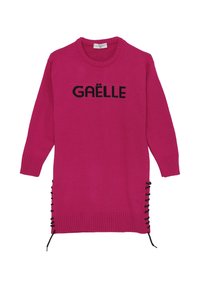 Abito maglione fucsia con testo nero "GAËLLE", scollo e polsini a costine, dettagli in pizzo laterali con lacci neri per una vestibilità regolabile.