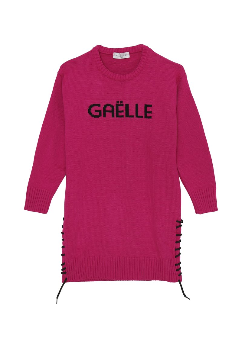 Abito maglione fucsia con testo nero "GAËLLE", scollo e polsini a costine, dettagli in pizzo laterali con lacci neri per una vestibilità regolabile.