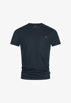 Tengerészkék, rövid ujjú póló, puha anyagból készült, bal oldalon zsebével, narancssárga és fehér díszítéssel.