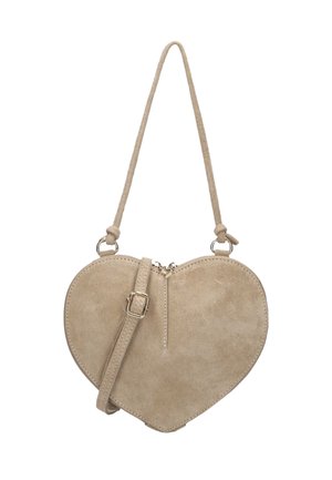 Beige suède handtas in hartvorm met verstelbare schouderriem en zilverkleurige gesp en ritssluiting.