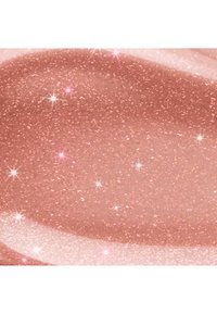 Gloss à lèvres rose brillant avec paillettes scintillantes et reflets lumineux sur une surface lisse et courbée.