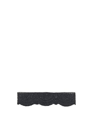 Collier ras-de-cou en dentelle noire avec des motifs festonnés et floraux complexes, agrémenté de petites perles sur fond blanc.