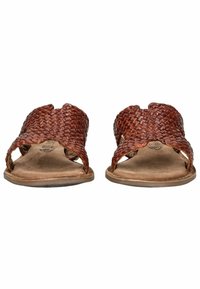Braune geflochtene Rutschsandalen mit offener Zehe und crisscross Riemendesign. Weicher, strukturierter Fußbett und flache Sohle für Komfort.