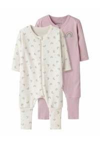 Zwei Baby-Jumpsuits: einer in Creme mit Regenbogenmustern und der andere in hellrosa. Jeder hat lange Ärmel und Bündchen an den Knöcheln.