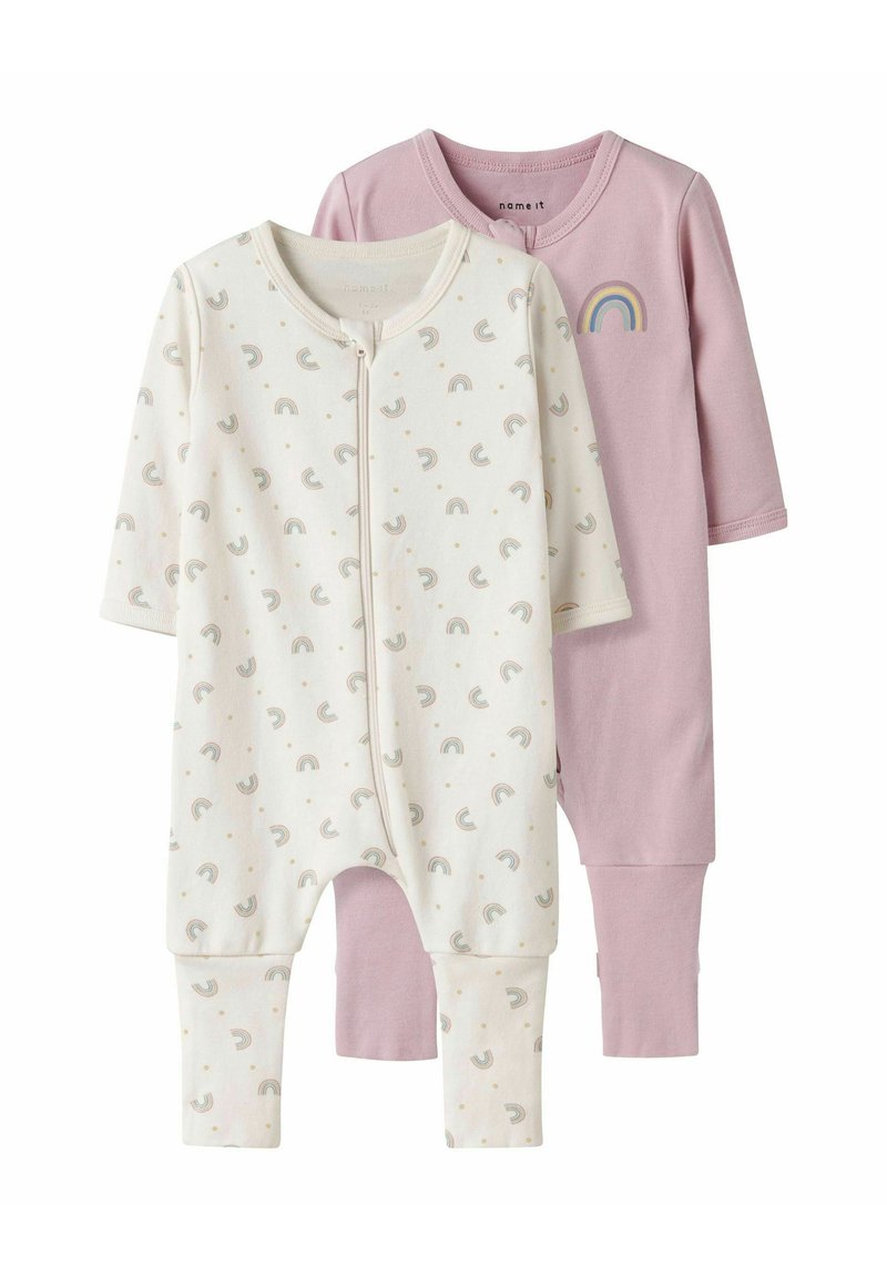 Zwei Baby-Jumpsuits: einer in Creme mit Regenbogenmustern und der andere in hellrosa. Jeder hat lange Ärmel und Bündchen an den Knöcheln.