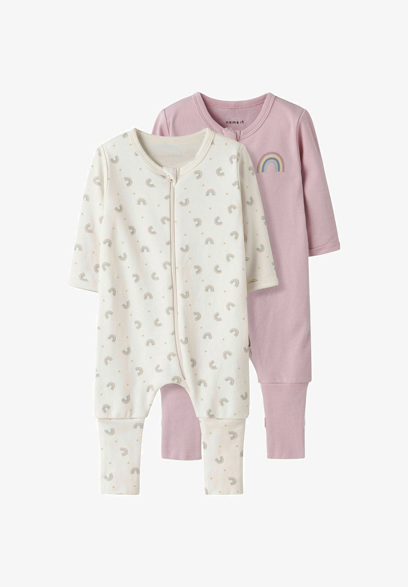 Deux combinaisons pour bébés : l'une en crème avec des motifs en arc-en-ciel et l'autre en rose clair. Chacune a des manches longues et des poignets aux chevilles.