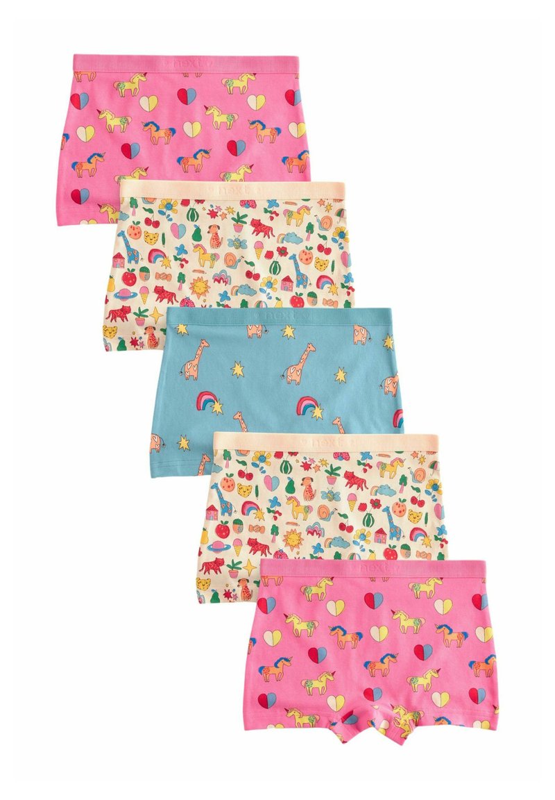 Cinco pares de pantalones cortos para niños: rosa con unicornios, beige con patrones coloridos, azul con jirafas, y más en suave algodón.