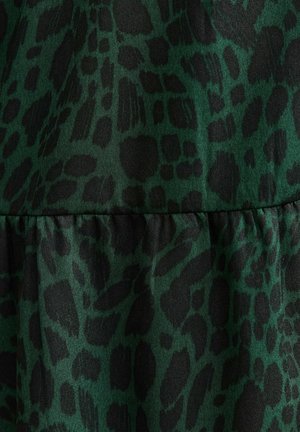 Groen textiel met een zwart dierenprintpatroon. Heeft een gladde textuur en een geplooide naaddetail bij de taille, wat een vloeiende uitstraling creëert.