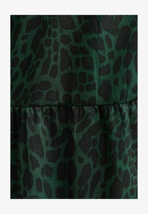 Groen textiel met een zwart dierenprintpatroon. Heeft een gladde textuur en een geplooide naaddetail bij de taille, wat een vloeiende uitstraling creëert.