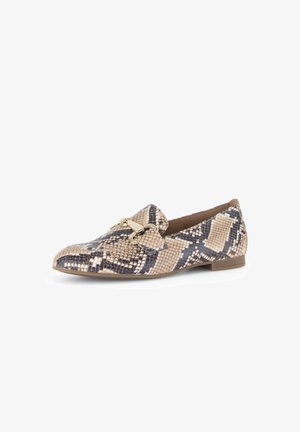 Damesplatte loafer met een beige en zwart slangenhuidpatroon en een gouden metalen gespje, op een witte achtergrond.