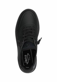 Zapatilla negra con parte superior de cuero suave, cierre de cordones, cuello acolchado y plantilla suave. Presenta un diseño sencillo y un detalle de logotipo circular.
