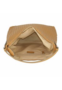 Borsa a mano in pelle beige con design intrecciato e zip argentata. L'interno foderato presenta una tasca a sacchetto e una tasca con zip.