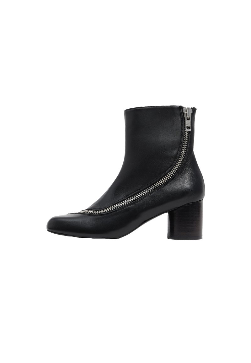 Juoda odinė kulkšnėms skirta botai su smailiu nosiu, šoniniu užtrauktuku ir mediniu pakulne. Lygi tekstūra ir elegantiškas dizainas.