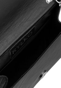 Cartera de piel negra con una superficie texturizada, forro interior y cierre de botón a presión en tono plateado. Etiqueta "RYLKO" visible en el interior.