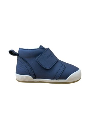 Zapato para niño pequeño de cuero suave azul marino con correa de gancho y lazo, puntera blanca, suela blanca y lengüeta en el talón, vista lateral sobre fondo blanco.