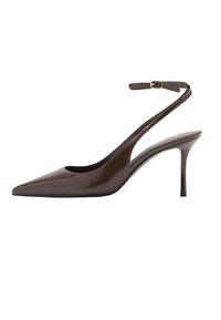 Braune Slingback-Pumps aus Lackleder mit spitzer Zehenpartie, dünnem verstellbarem Knöchelriemen und Stiletto-Absatz. Glatte, glänzende Oberfläche.