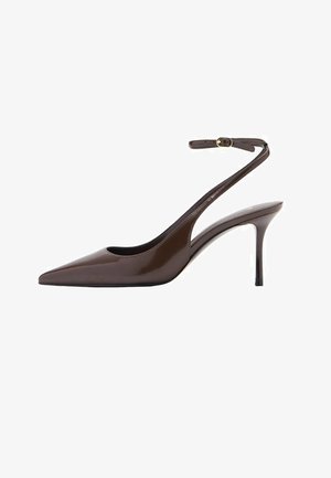 Hnedé lodičky so špičatou špičkou z lakovanej kože, so štíhlym nastaviteľným pásikom na členku a ihlovým podpätkom. Hladký, lesklý povrch.