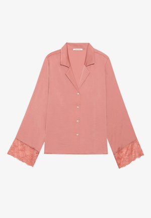 Rozā satīna garās piedurknes krekls ar atloku apkakli, kam ir mežģīņu akcenti uz piedurknēm un pogu aizdare priekšpusē.