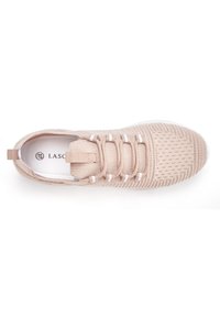 Hellrosa Netzsneaker mit strukturiertem Obermaterial, weißen Schnürsenkeln und einer Zuglasche an der Ferse. Entworfen für Komfort mit einer flexiblen Sohle.