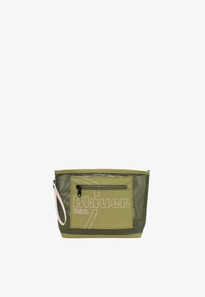 Borsa a rete verde con una tasca anteriore con zip, manico in accentazione rosa e logo "Blauer USA" in bianco. Materiale testurizzato con forma rettangolare.