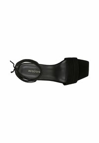 Zwarte open teen sandaal met vierkante voorkant, enkelriempje en merkzool met label "wojas", gezien van boven.