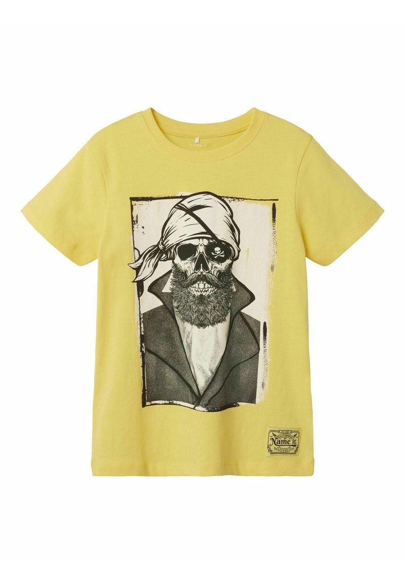 Camiseta de algodón amarilla con un gráfico de calavera pirata en blanco y negro, con bandana y barba, enmarcado por un diseño rectangular de color blanco sucio.