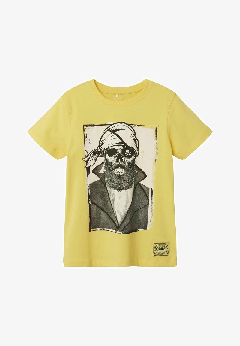 Camiseta de algodón amarilla con un gráfico de calavera pirata en blanco y negro, con bandana y barba, enmarcado por un diseño rectangular de color blanco sucio.