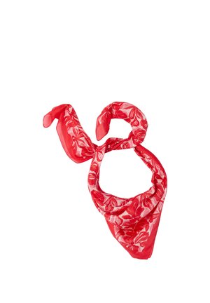 Roter transparenter Schal mit Blumenmuster, locker geknotet vor weißem Hintergrund.