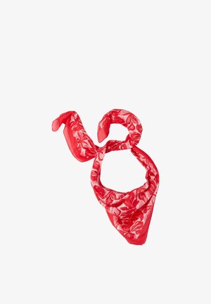 Roter transparenter Schal mit Blumenmuster, locker geknotet vor weißem Hintergrund.