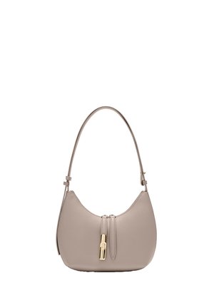 Bolso de hombro de cuero en tono taupe claro con una sola correa y un detalle de cremallera dorada en la parte delantera sobre un cuerpo curvado.